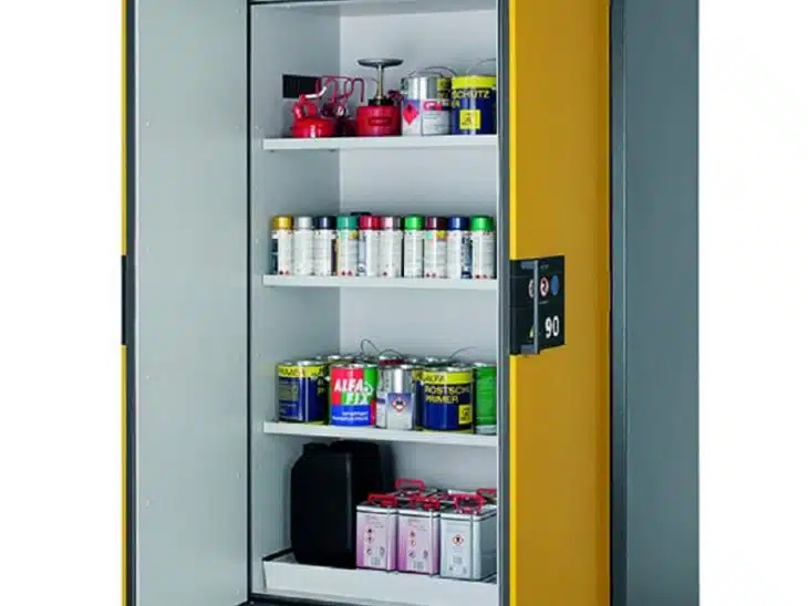 Pourquoi opter pour une armoire de stockage pour produits dangereux en entreprise